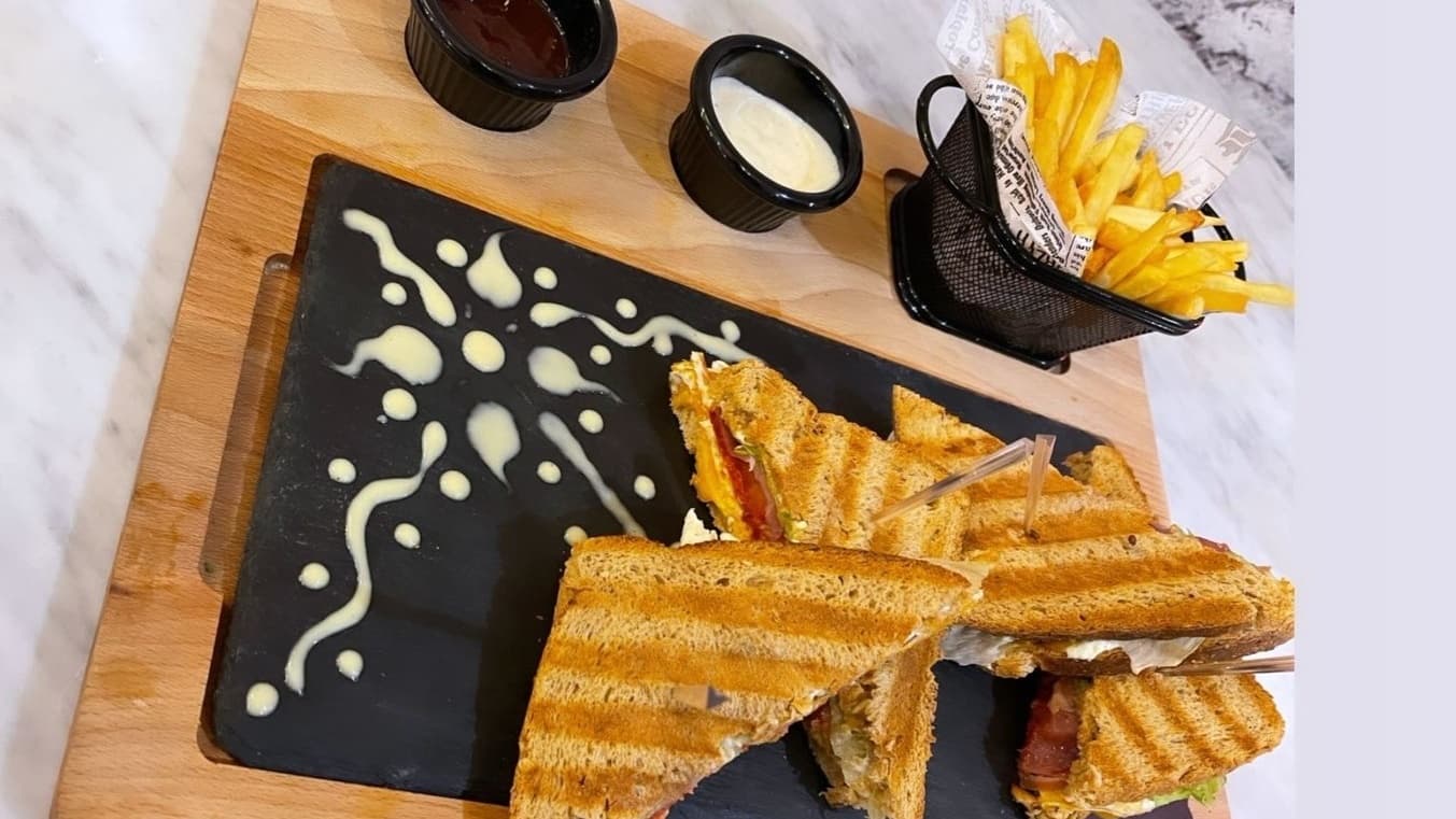 КЛУБ САНДВИЧ С ПЪРЖЕНИ КАРТОФИ