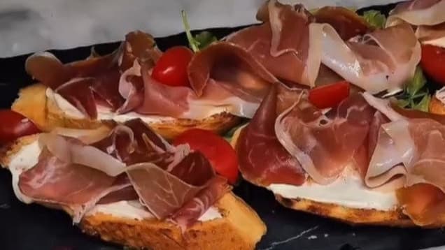 БРУСКЕТИ С ПРОШУТО КРУДО