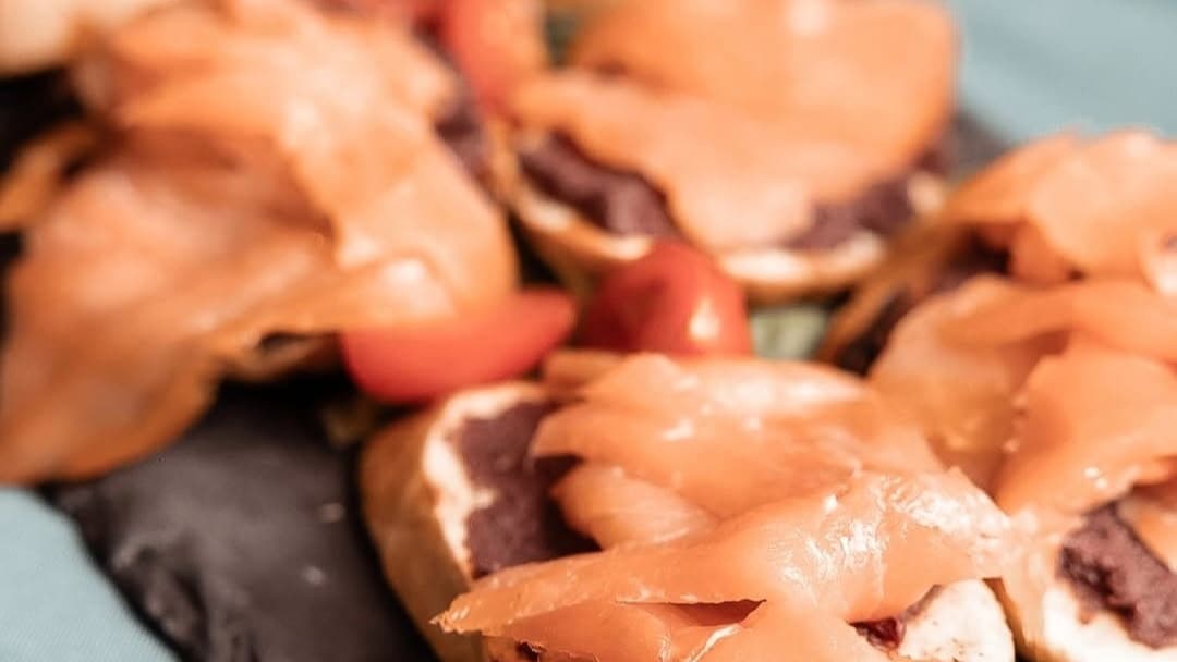 БРУСКЕТИ С ПУШЕНА СЬОМГА И РУКОЛА