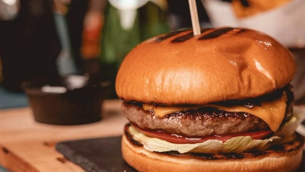 ХЪНИ БУРГЕР С КАРТОФКИ УЕДЖИС