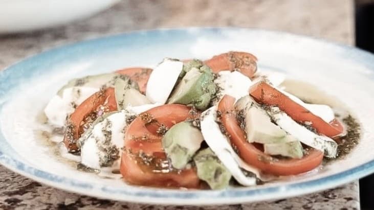 САЛАТА КАПРЕЗЕ С АВОКАДО