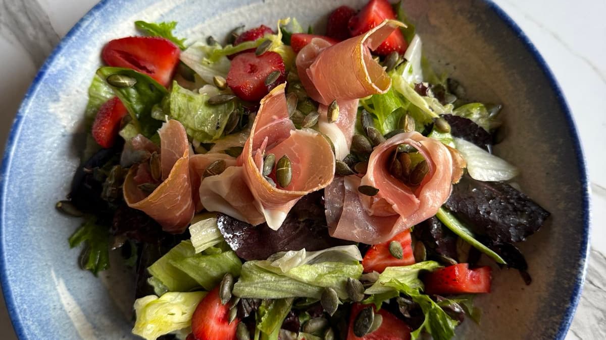 ПЪСТРА САЛАТА С ПРОШУТО