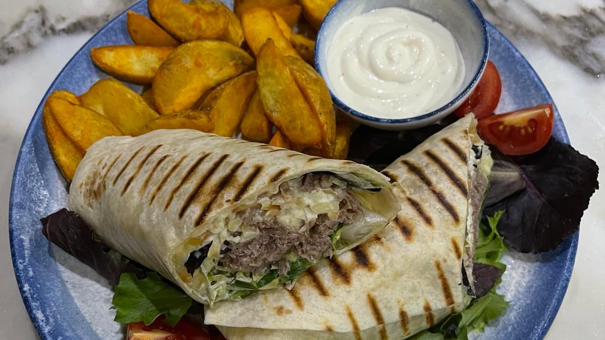 ТОРТИЛА С ДЪРПАНО ТЕЛЕШКО И КАРТОФКИ УЕДЖИС